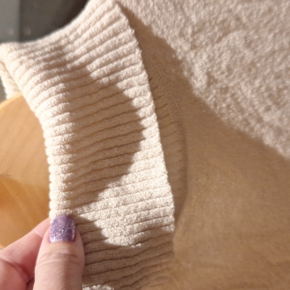 Cream sleeveless turtleneck - Picture 2 of 4